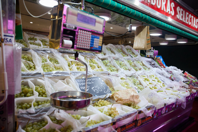 Archivo - Racimos de uvas en un expositor de una frutería en un mercado, a 31 de diciembre de 2023, en Madrid (España). Las familias ultiman sus compras para despedir el año en la cena de Nochevieja y la celebración de la entrada del año con las tradicion