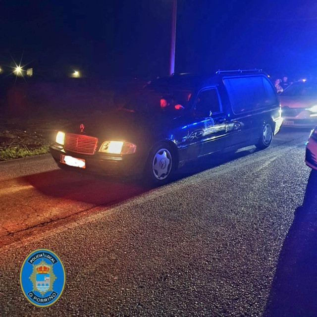 Coche fúnebre en la carrera de O Porriño.