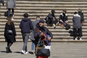 Archivo - Un músico en las inmediaciones de la Catedral de Santiago durante el puente de San José, en Santiago de Compostela, en A Coruña, Galicia (España), a 20 de marzo de 2021. Paradores ha lan