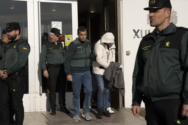 Archivo - Agentes de la Guardia Civil llevan al presunto asesino del joven Soufian.