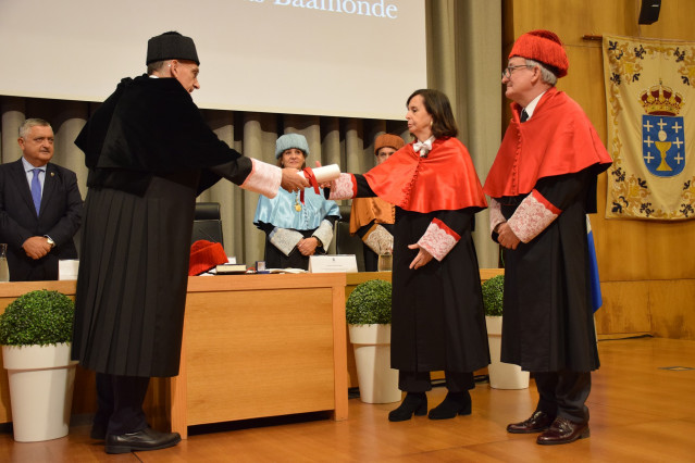 La UVigo inviste doctora honoris causa a María Emilia Casas, 