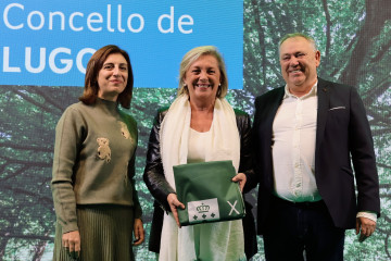 La conselleira de Medio Ambiente e Cambio Climático, Ángeles Vázquez, entrega la Bandeira Verde a la alcaldesa de Lugo, Paula Alvarellos.