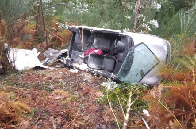 Una mujer resulta herida tras volcar con su vehículo en Toques