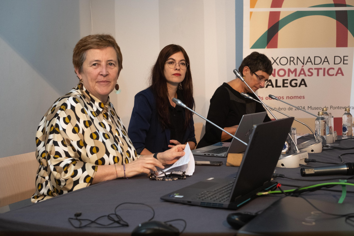 Ponencia sobre voces artificiales en las jornadas de onmástica en una foto de la RAG