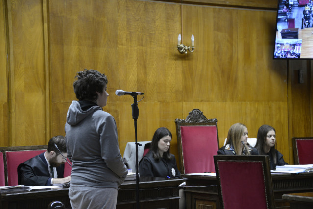 La acusada interviene durante un juicio por el crimen de Cortegada, en la Audiencia Provincial de Ourense.