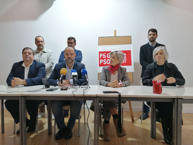 Dirigentes socialistas ofrecen una rueda de prensa en Ferrol.