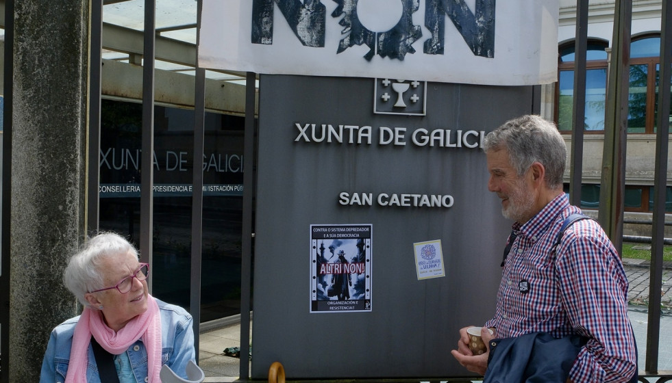 Archivo - Dos personas durante una nueva protesta contra la empresa de celulosa Altri, en la puerta principal de la Xunta de Galicia, a 30 de junio de 2024, en Santiago de Compostela, A Coruña, Galic