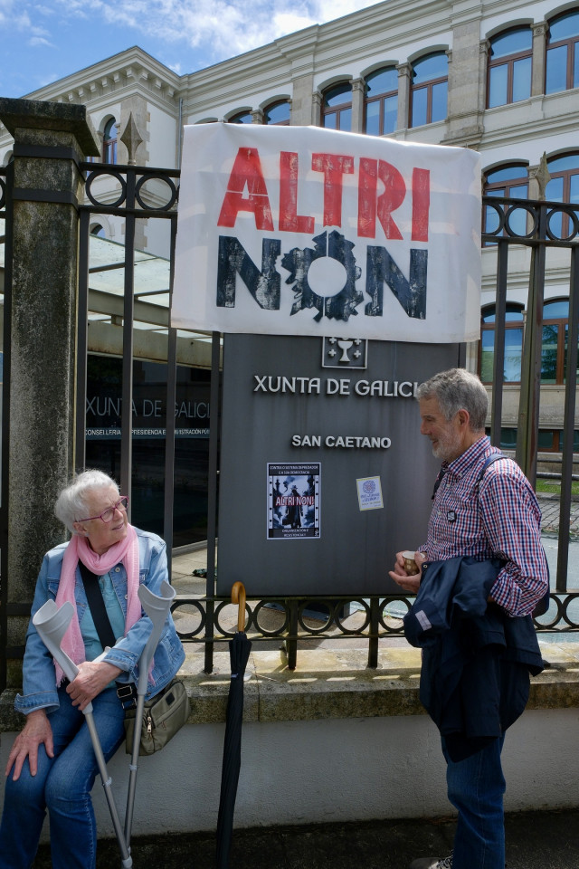 Archivo - Dos personas durante una nueva protesta contra la empresa de celulosa Altri, en la puerta principal de la Xunta de Galicia, a 30 de junio de 2024, en Santiago de Compostela, A Coruña, Galicia (España). Hoy tiene lugar una nueva movilización al g