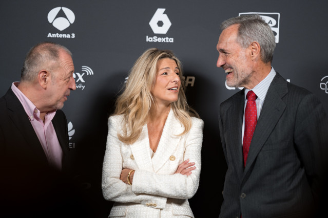 (I-D) El director de informativos de Onda Cero, Julián Cabrera; la vicepresidenta segunda y ministra de Trabajo, Yolanda Díaz; y el vicepresidente ejecutivo Atresmedia, Silvio González, posan a su llegada a la primera jornada de ‘Metafuturo’, en el Ateneo