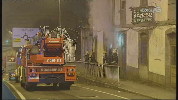 ​Rescatan del tejado a un hombre atrapado por un incendio en el bajo de la casa