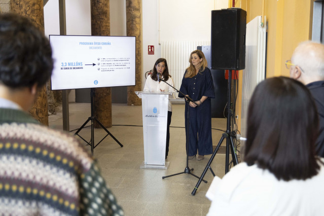 La alcaldesa de A Coruña, Inés Rey, presenta un programa de inserción laboral