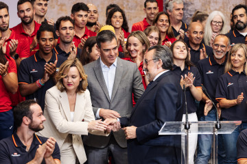 Archivo - La ministra de Educación, Formación Profesional y Deportes, Pilar Alegría; el presidente del Gobierno, Pedro Sánchez, y el presidente del Comité Paralímpico Español y presidente de la