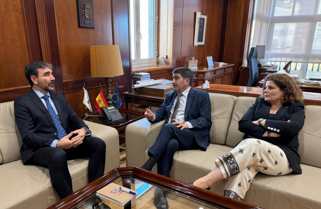 El delegado del Gobierno en Galicia, Pedro Blanco, junto a la subdelegada en A Coruña, María Rivas, durante la reunión con el nuevo delegado regional Noroeste de Redeia, Fidel Rodríguez