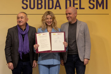 Archivo - La vicepresidenta segunda del Gobierno y ministra de Trabajo y Economía Social, Yolanda Díaz (c), junto a los secretarios generales de CCOO, Unai Sordo (d), y de UGT, Pepe Álvarez (i), du