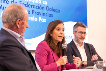 La alcaldesa de A Coruña, Inés Rey, en una conferencia del presidente de la Federación Galega de Municipios e Provincias (Fegamp), Alberto Varela