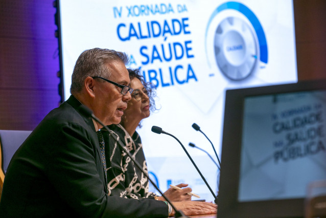 El conselleiro de Sanidade, Antonio Gómez Caamaño, y la directora xeral de Saúde Pública, Carmen Durán, durante la IV Xornada da Calidade na Saúde Pública, en Santiago.