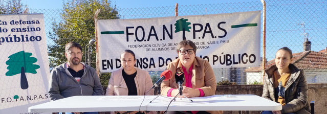 Rueda de prensa de la Federación Olívica de Anpas, FOANPAS, para denunciar de nuevo retrasos en las becas municipales de comedor en Vigo.