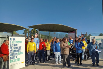 Cogami se concentra en Santiago para denunciar la falta de transporte adaptado en Galicia.