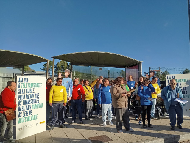 Cogami se concentra en Santiago para denunciar la falta de transporte adaptado en Galicia.