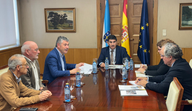 El delegado del Gobierno en Galicia, Pedro Blanco, mantiene una reunión con el alcalde de Boqueixón, Ovidio Rodeiro