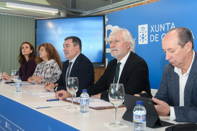 El conselleiro de Educación, Ciencia, Universidades e FP, Román Rodríguez, y su equipo se reúnen con la junta autonómica de directores.