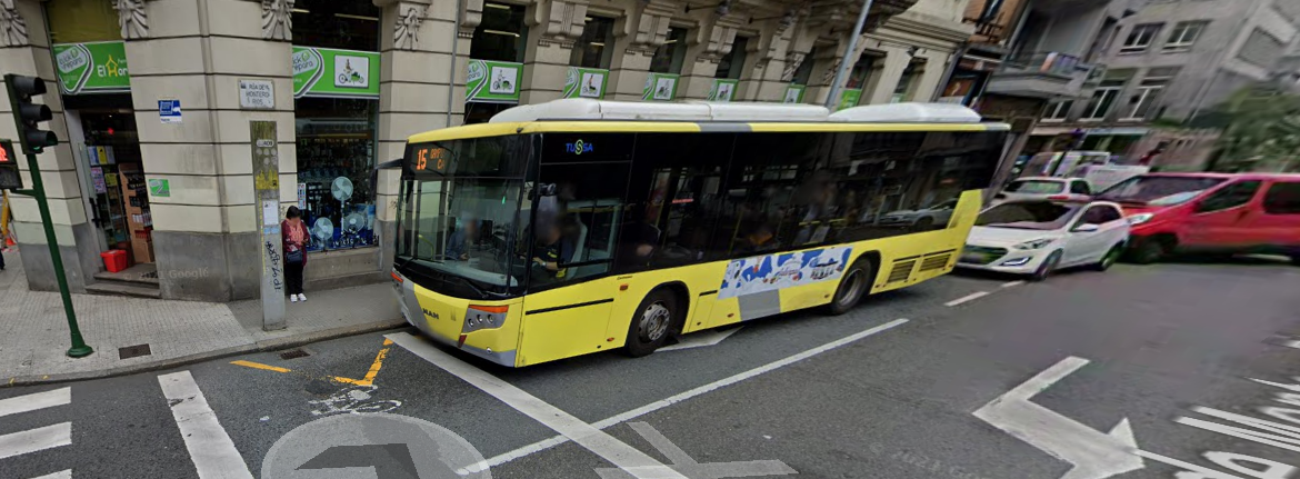 Autobu00fas en la plaza de Galicia en Santiago