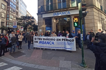 Protesta de la Plataforma de Afectados polos Roubos de Datos Bancarios ante una oficina de Abanca, en Santiago