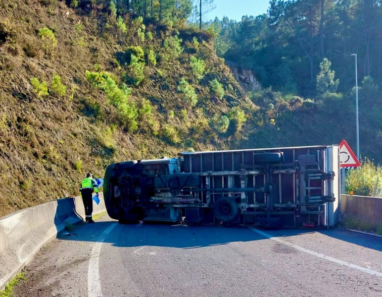 Vuelca su camión en la A-52, bloquea el acceso a Ourense y da positivo en alcohol, cocaína y THC