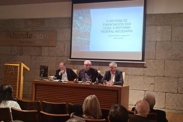 Conferencia organizada por la Asociación Federalista de Galicia sobre la financiación autonómica con la particiación de los economistas Xoaquín Fernández Leceaga, Santiago Lago y el expresidente