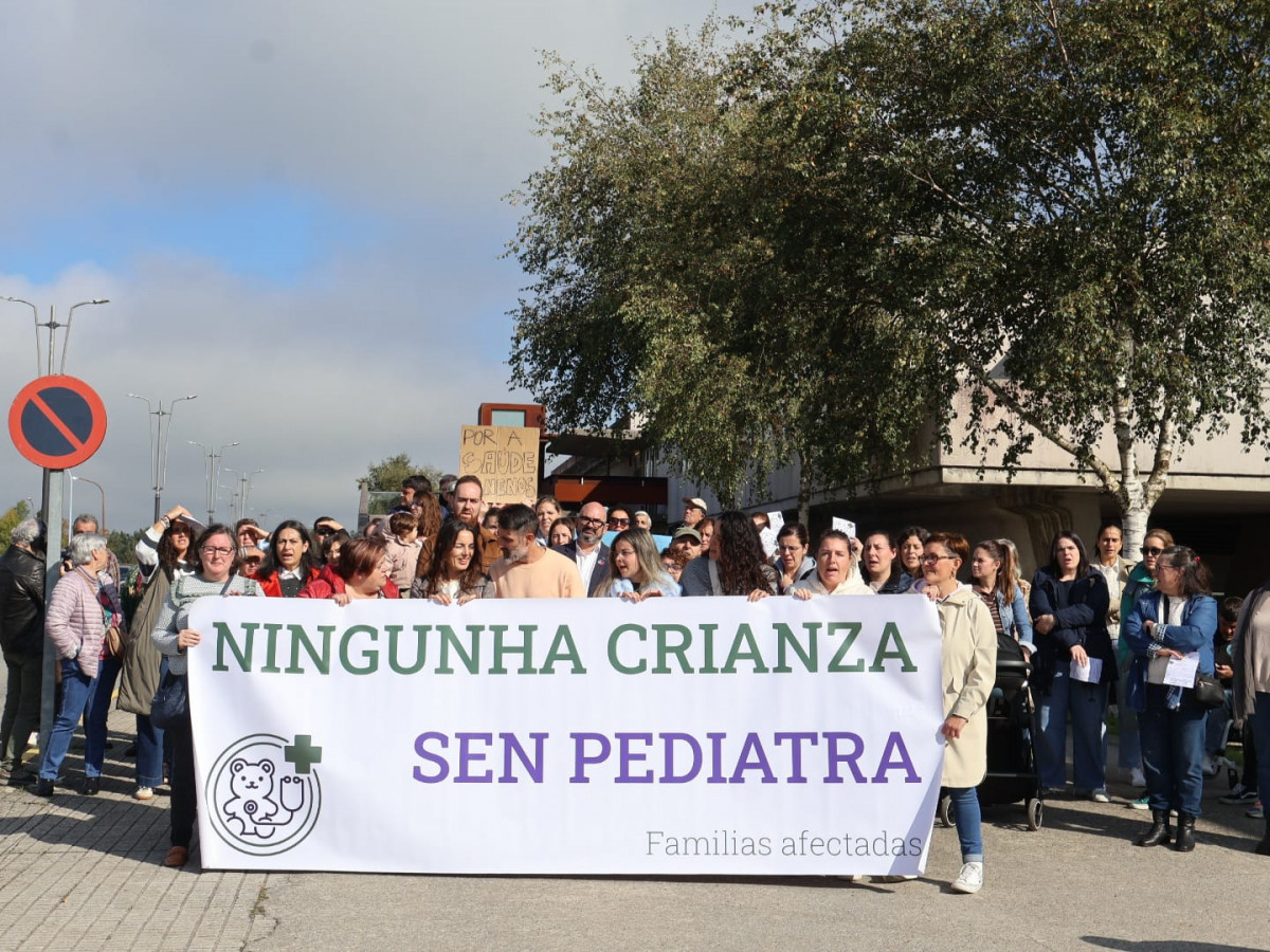 Protesta ante el centro de Salud de Castro por fala de pediatra en  Outeiro de Rei, Castro Ribeiras de Lea y Cospeito en una foto del BNG de la Deputaciu00f3n de Lugo