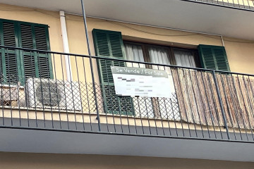 Archivo - Cartel de se vende en el balcón de un piso en Palma.