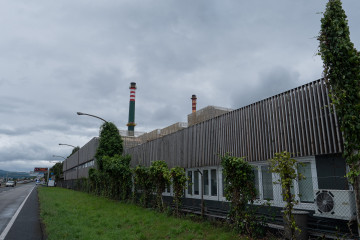 Archivo - Vista de la fábrica de celulosa Ence ante la que in millar de personas protestan, por la contaminación de la ría, a 19 de junio de 2022, en Pontevedra, Galicia, (España). La 'Marcha cont