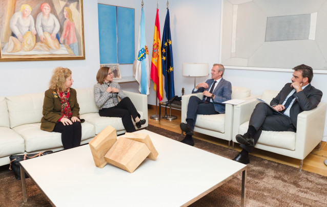 El presidente de la Xunta, Alfonso Rueda, recibe a la embajadora de Finlandia.