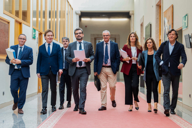 El conselleiro de Presidencia, Diego Calvo, con su equipo, en el Parlamento