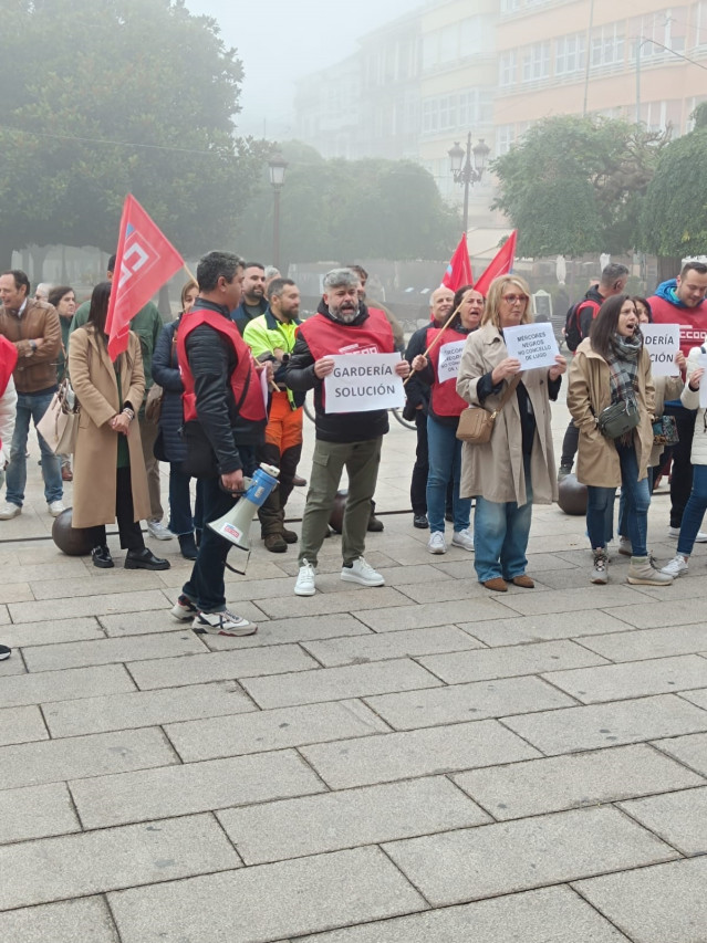 Familias y representantes de CC.OO. Se concentran en Lugo por la situación de la escuela infantil Gregorio Sanz.