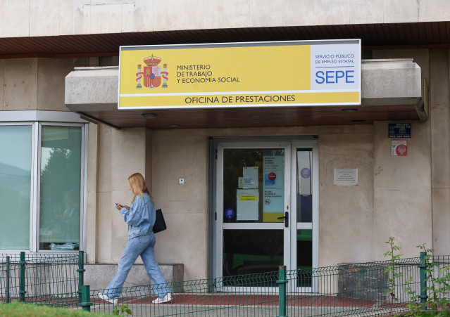 Una mujer al lado de una oficina del SEPE, a 1 de octubre de 2024, en Madrid (España). El número de parados registrados en las oficinas de los servicios públicos de empleo subió en 3.164 personas en septiembre en relación al mes anterior (+0,1%), registra