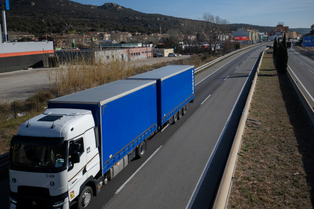 Archivo - Un camión circula, a 27 de enero de 2024, en La Jonquera, Girona, Catalunya (España). Se ha reabierto el tráfico en la A-9 francesa y la AP-7 española en la frontera entre Francia y España tras los cortes producidos ayer por las protestas de los