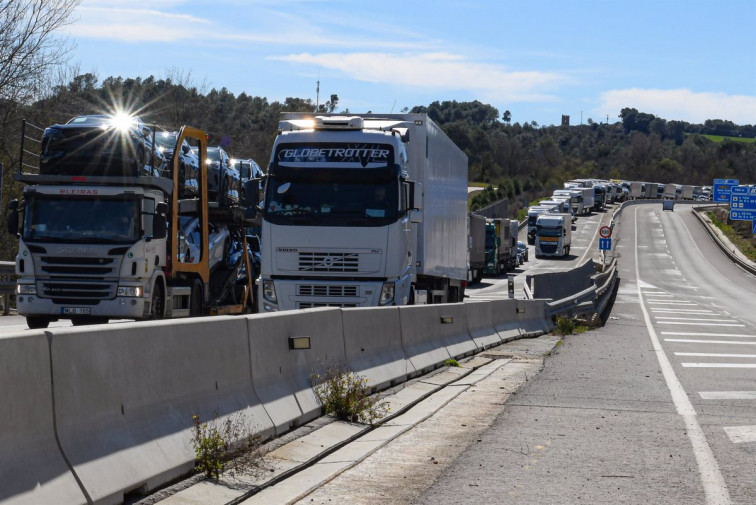 Huelga de transportistas: los de mercancías desconvocan la huelga; los de viajeros mantienen los paros