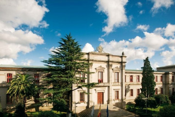 Archivo - Fachada principal del Pazo do Hórreo, sede del Parlamento de Galicia