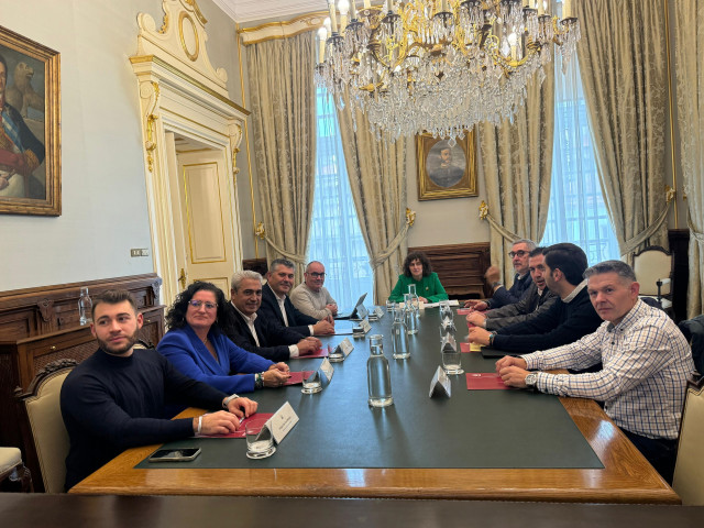 La alcaldesa de Santiago, Goretti Sanmartín, en la reunión con los alcaldes para tratar la comarcalización del parque de bomberos.