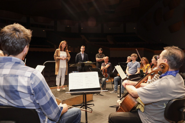 Archivo - La alcaldesa de A Coruña, Inés Rey, y miembros de la OSG durante un ensayo