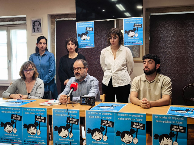 Rueda de prensa de la Plataforma Galega en Defensa do Ensino Público, con su portavoz, Suso Bermello, en el centro.