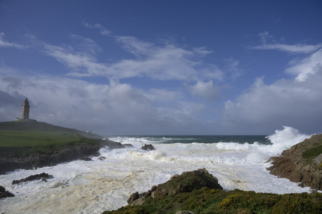 Archivo - Oleaje en el litoral de A Coruña.