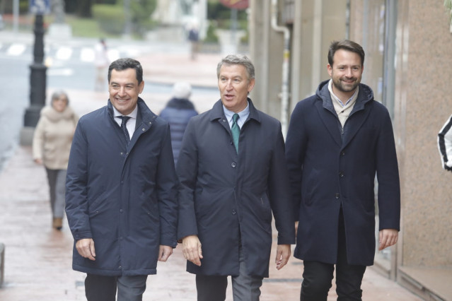 El presidente de Andalucía, Juan Manuel Moreno Bonilla; el presidente del PP, Alberto Núñez Feijóo; y el presidente del PP de Asturias, Álvaro Queipo.