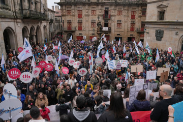 Cientos de personas durante una manifestación contra los recortes en los centros de enseñanza pública, a 26 de octubre del 2024, en Santiago de Compostela, A Coruña, Galicia.