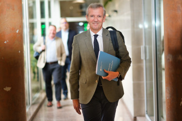 El presidente de la Xunta, Alfonso Rueda, llega a la rueda de prensa posterior a la reunión del Consello de la Xunta.