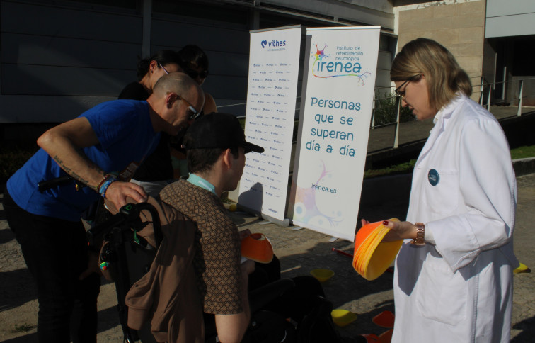 Pacientes y familiares de neurorrehabilitación de Vithas Vigo conmemoran el Día del Daño Cerebral