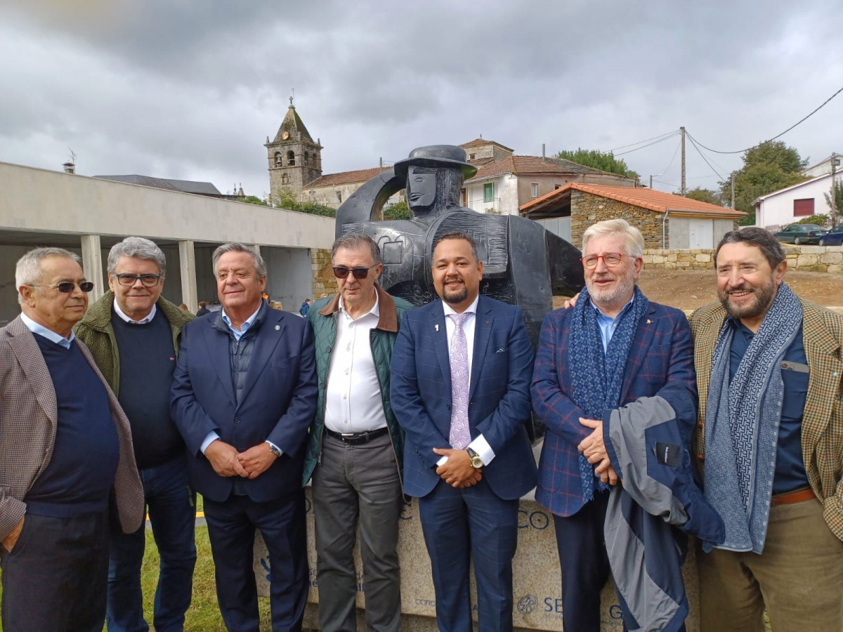 El doctor Foo con dos compau00f1eros frente a la estatua en homenaje a los mu00e9dicos rurales obra de Arturo Andrade inaugurada el fin de semana en Laza