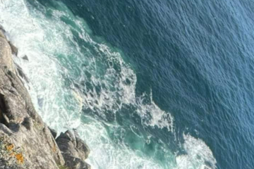 Zona de rocas en el fondo de la imagen que Adriana envió el día de su desaparición y que percebeiros habrían localizado en el Cabo Fisterra