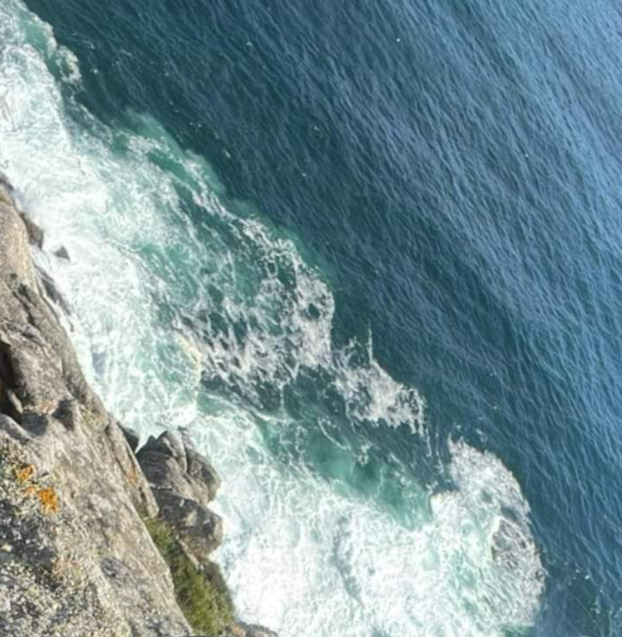 Zona de rocas en el fondo de la imagen que Adriana enviu00f3 el du00eda de su desapariciu00f3n y que percebeiros habru00edan localizado en el Cabo Fisterra